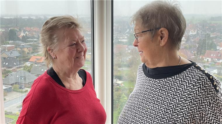 Bärbel Wegner und Traute Wiechmann wohnen gerne im Nordenhamer Hochhaus und können sich längst nichts anderes mehr vorstellen.