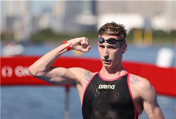 Schwimmen: Olympia, Freiwasser - 10 km, Männer im Odaiba Marine Park. Florian Wellbrock aus Deutschland jubelt über Gold im Zielbereich.