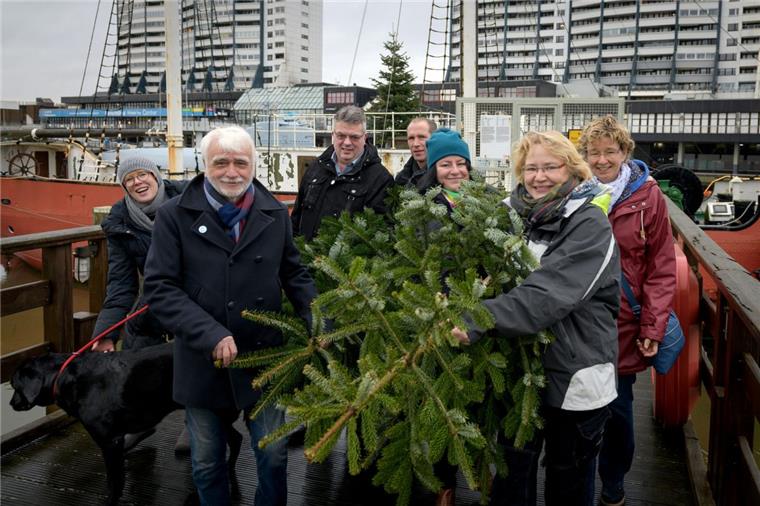Bäume für die Flotte (von links): Stefanie Bressel (Kanzlei im Zentrum), Hans-Joachim Möller (Möller Marine Survey), Fredi Ruge (Großmarkt), Steffen Heumann (Pier 6), Diana Rohrbach (Natur Pur Genuss Reisen), Eva Erkenberg (Bremerhavens Segelmacher) und Bettina Summa (Bettina Summa Steuerberatung) haben gespendet. 