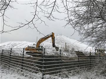 Bagger schaufeln unablässig ausgebuddelte Erde von der Tunnelbaustelle zum ersten Bremerhavener Aussichtsberg in Leherheide.