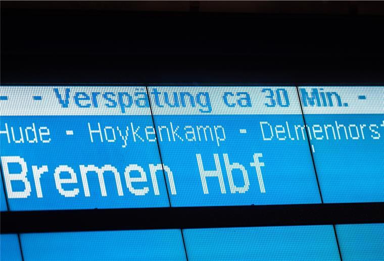 Im Oldenburger Hauptbahnhof wird auf einem Anzeigebildschirm der Deutschen Bahn die Zugfahrt nach Bremen mit einer Verspätung von circa 30 Minuten angezeigt.