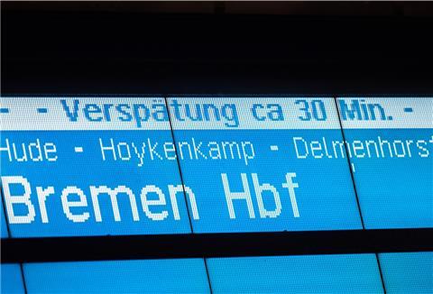 Im Oldenburger Hauptbahnhof wird auf einem Anzeigebildschirm der Deutschen Bahn die Zugfahrt nach Bremen mit einer Verspätung von circa 30 Minuten angezeigt.