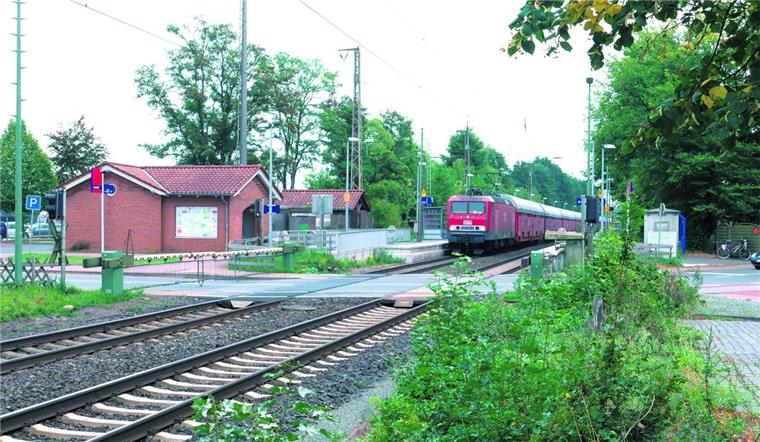Bahnhof in Lunestedt: Hier erfasste am Sonnabend ein Güterzug einen 16-jährigen Bremerhavener, der verbotener Weise über die Gleise gelaufen war.