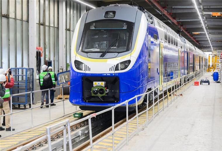 Eingeschränkter Zugverkehr in Niedersachsen und Bremen: Pendler betroffen Ein Zug steht in einer Werkstatt auf dem Gleis.