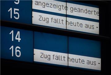 ARCHIV - Die Bahn warnt vor Folgeschäden von Metalldiebstahl - so komme es zu Zugausfällen und Verspätungen. Foto: Marijan Murat/dpa
