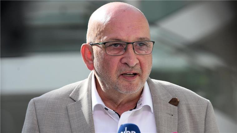 Grüne: „Verbrenner-Aus wird hier nicht infrage gestellt“ Bahnt sich in der rot-grünen Koalition ein Streit ums Verbrenner-Aus an? Grünen-Fraktionschef Schulz-Hendel beschwört Einigkeit.