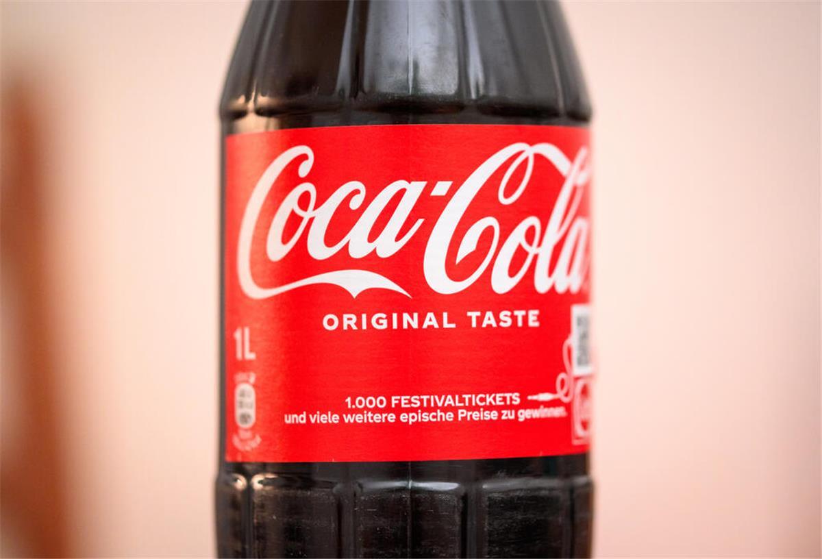 Coca-Cola bringt neue Flaschengröße raus: Das steckt dahinter Coca Cola. Bald wird es in den Supermärkten ein neue Flaschengröße zu finden sein.