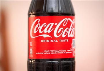 Coca Cola. Bald wird es in den Supermärkten ein neue Flaschengröße zu finden sein. 