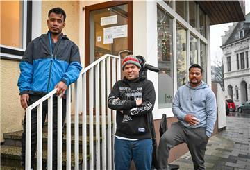 Bald ein halbes Jahr saßen sie und zwei weitere Landsleute im Seemannshotel fest (von links): Abemwa Abetenoko, Ioteba Moantaake und Aroito Teitikai reisen nun ans andere ende der Welt. Foto Scheschonka