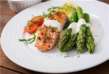 Fischgericht mit frischem Spargel