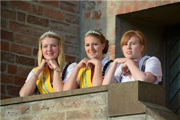 Bald ist es soweit: Sonnenblumenkönigin Anna Gukenheimer (links) wird ihre Krone an Prinzessin Lisa Haack weiterreichen.