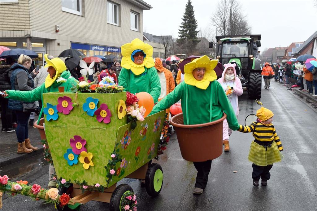 Bald ist Frühling: Doch beim Umzug in Wehdel schickte diese Fußgängergruppe eine...