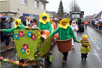 Bald ist Frühling: Doch beim Umzug in Wehdel schickte diese Fußgängergruppe eine...