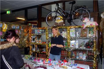 Bald ist Weihnachten: Beim Weihnachtsmarkt im Luisenhof gab es Geschenkideen, Le...