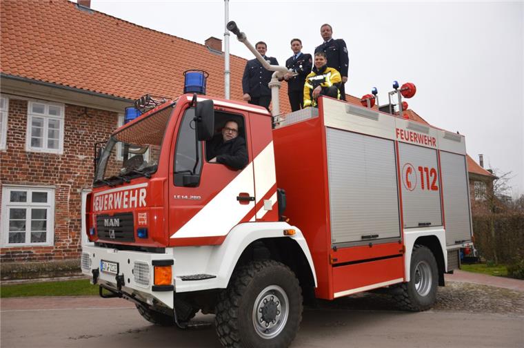 Bald kann es wieder losgehen: Das erste "neue" Fahrzeug der Feuerwehr Neuenwalde ist eingetroffen. Geestlands Bürgermeister Thorsten Krüger hat sich schon mal hinters Steuer gesetzt. Foto Schoener 