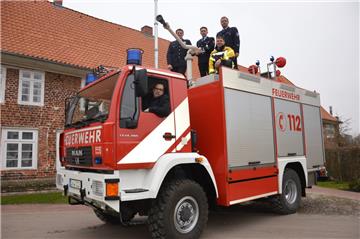 Bald kann es wieder losgehen: Das erste "neue" Fahrzeug der Feuerwehr Neuenwalde ist eingetroffen. Geestlands Bürgermeister Thorsten Krüger hat sich schon mal hinters Steuer gesetzt. Foto Schoener 