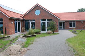 Bald können die Kinder wieder in die neu aufgebaute Kita einziehen. Draußen ist der Anblick schon erfreulich. Drinnen laufen noch die Trocknungsgeräte. Ein Wasserschaden sorgt für Verzögerungen.