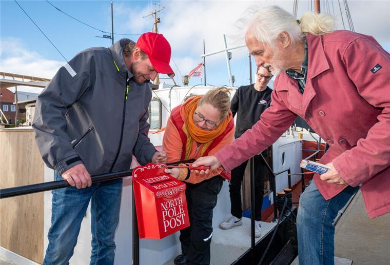 Der gerettete Schlepper „Butt“ hat einen neuen Job und fährt bald zum Nordpol Bald können Weihnachtswünsche abggeben werden. Eva Erkenberg schraubt den Postkasten mit Erik Inselmann und Thomas Herion (r.) an die Reling. Hinten Jarno Thormann.