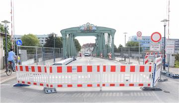 Bald kommen die Baustellenzäune und Schilder weg. Die Alte Geestebrücke in Bremerhaven wird wieder frei für den rollenden Verkehr.