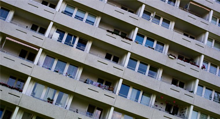 Balkone sind an der Fassade eines Wohnblocks zu sehen. Die Zahl der Sozialwohnungen sinkt weiter. 