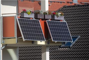 Solarmodule für ein sogenanntes Balkonkraftwerk hängen an einem Balkon.