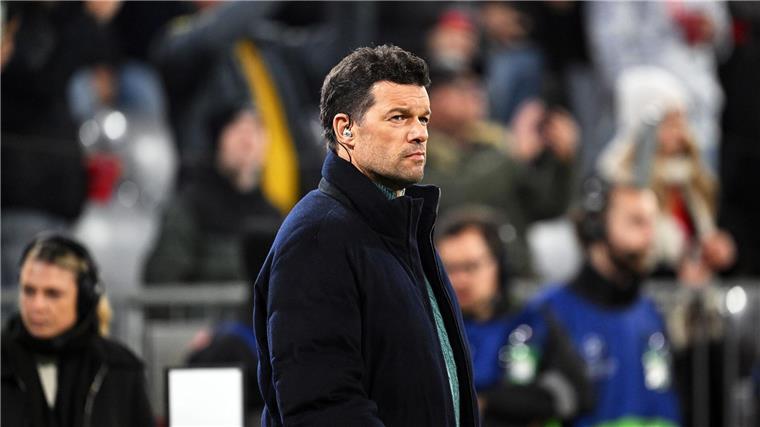 Ballack über Bayern: „Vorsichtig mit zu frühen Lobhudeleien“ Ballack äußert sich über seinen Ex-Club FC Bayern.