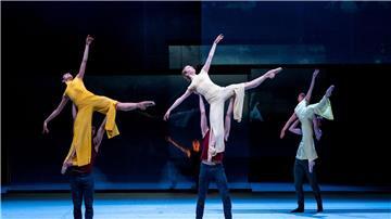 Balletttänzer Tänzerinnen und Tänzer führen in der Hamburger Staatsoper das Stück „Epilog“ von John Neumeier auf.