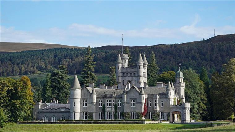 Balmoral Castle ist eine der Residenzen der königlichen Familie, in der Königin Elizabeth II. traditionell die Sommermonate verbrachte.