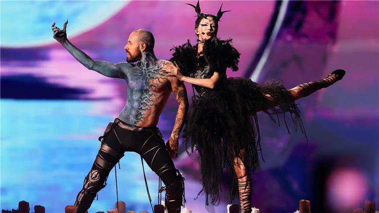 ESC-Finale hat begonnen: Pfiffe für Israel Bambie Thug (r) aus Irland mit dem Titel „Doomsday Blue“ auf der Bühne beim Finale des Eurovision Song Contest 2024.