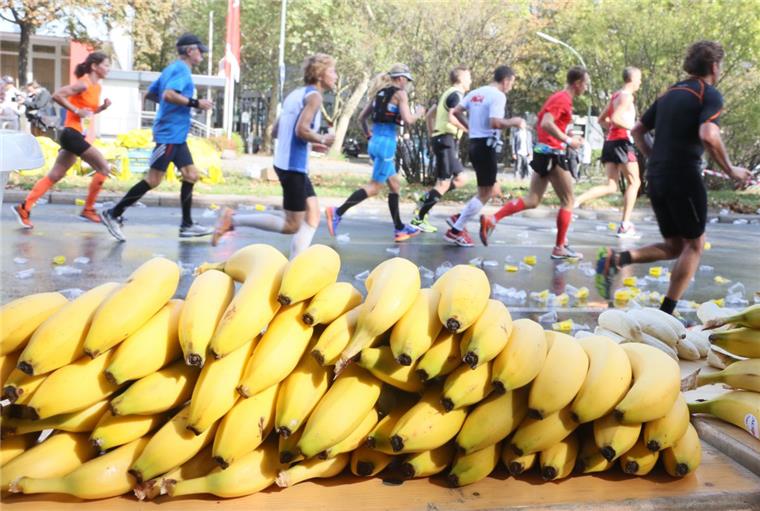 Zahl des Tages: 400 000 Bananen halten nicht nur Marathonläufer auf Trab, sondern auch das Hafentreiben in der Seestadt.