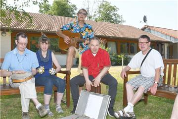 Bandprobe von Echtes Leben im Garten der Lebenshilfe-Tagesstätte für schwer mehrfachbehinderte Menschen in Leherheide (von links): Frank Stelling, Traute Wolters, Bandleader Jörg Michalleck, Boris Cohrs und Michael Beims. Nicht auf dem Bild: Sven Grother.