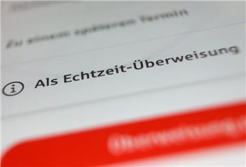 Eine Überweisung wird mit der Echtzeit-Funktion ausgeführt. Bank-Kunden können seit Januar 2025 Überweisungen in Echtzeit tätigen. Trotz vieler Vorteile birgt der Sofort-Transfer von Geld auch Risiken. Ab Oktober müssen Banken reagieren.