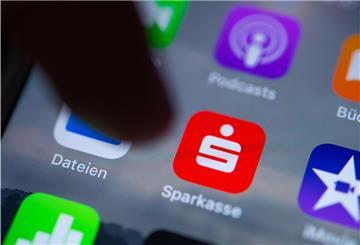 Bankgeschäfte online sogar vom Smartphone aus - das gefällt vielen Kundinnen und Kunden. Doch es geht auch ohne Online-Unterstützung. Das ist unter Umständen teurer.