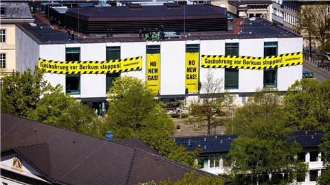 Banner der Umweltschutzorganisation Greenpeace hängen an der Fassade des niedersächsischen Landtages.
