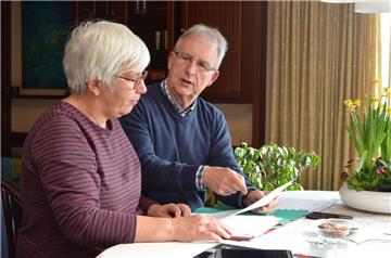 Barbara Franke und Heinz Cordes vom Freundeskreis Asyl in der Samtgemeinde Tarmstedt (FAST) wissen nicht weiter. Dreimal haben sie versucht, den Landkreis Alzey-Worms dazu zu bringen, drei syrische Flüchtlinge aufzunehmen, damit deren Familie sich um sie kümmern kann. Den jüngsten Ablehnungsbescheid halten sie hier in Händen. Jetzt hoffen sie darauf, dass sich die Politik in den Fall einschaltet. 