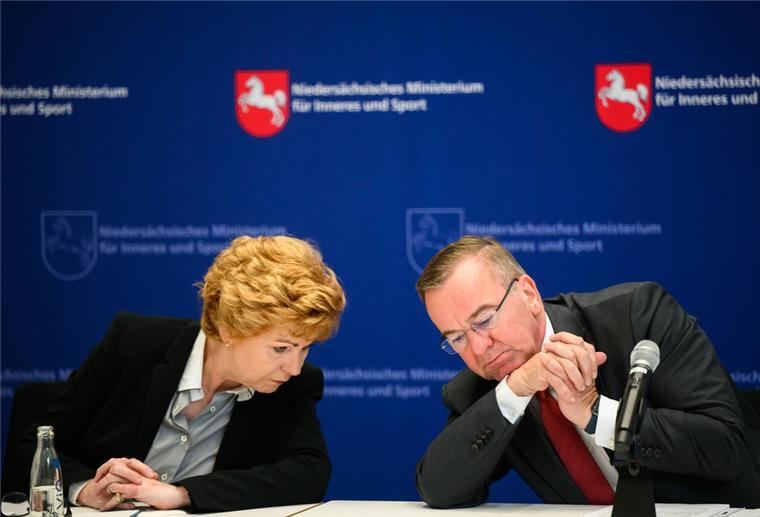 Barbara Havliza (CDU), Justizministerin Niedersachsen, und Boris Pistorius (SPD), Innenminister Niedersachsen, sitzen bei einer Pressekonferenz zum Lagebild Clankriminalität 2021 in Niedersachsen im Innnenministerium.