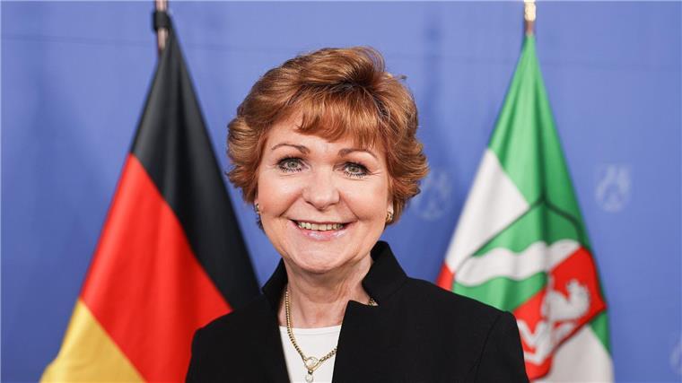 Missbrauchs-Aufarbeitung soll gestärkt werden Barbara Havliza (CDU), steht in der Staatskanzlei vor Fahnen.