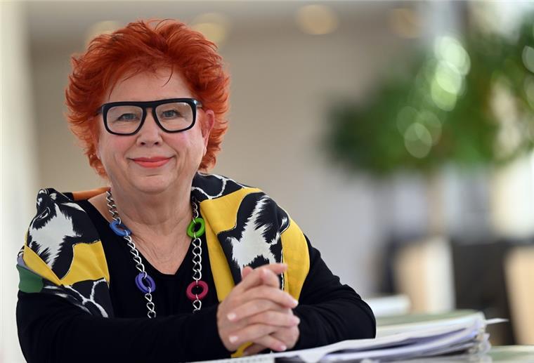 Barbara Salesch, Fernsehrichterin, schaut in die Kamera. 