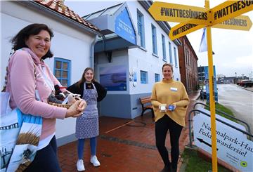 Barbara Trott (von links) beschafft die Produkte für den Shop. Jenni Lambertz präsentiert eine im Shop angebotene Schürze und Leiterin Friederike Ehn zeigt einen Neuzugang: Seife mit Schlick.
