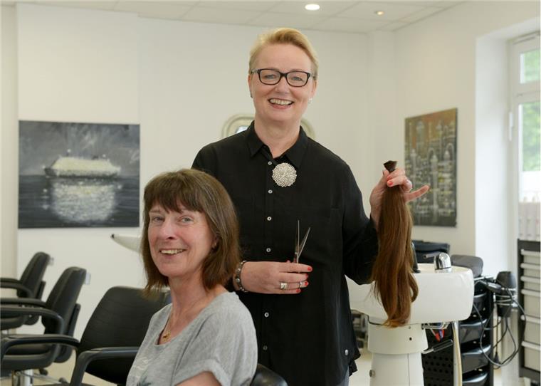 Barbara von Lachner hat sich für einen guten Zweck von ihrer Haarpracht getrennt: Aus dem Zopf, den ihr Friseurmeisterin Sabine Schwarz abgeschnitten hat, wird eine Echthaar-Perücke für einen an Krebs erkrankten Menschen.