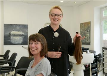 Barbara von Lachner hat sich für einen guten Zweck von ihrer Haarpracht getrennt: Aus dem Zopf, den ihr Friseurmeisterin Sabine Schwarz abgeschnitten hat, wird eine Echthaar-Perücke für einen an Krebs erkrankten Menschen.