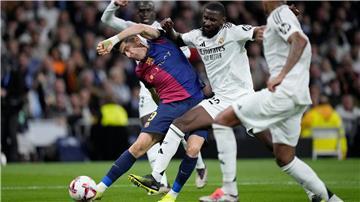 Barcelonas Robert Lewandowski leitet das Debakel für Real Madrid ein. Antonio Rüdiger (M) erlebt einen bitteren Abend.