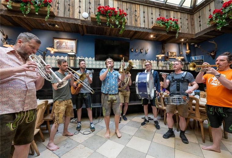LaBrassBanda feiern die „Polka Party“ Barfuß mit Blasmusik: LaBrassBanda
