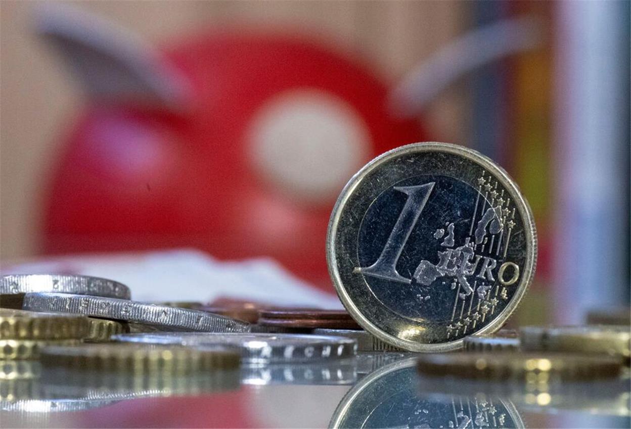 Mit diesen 7 Spartipps die Finanzen in den Griff bekommen Bargeld statt Karte: Wer beim Bezahlen auf Bargeld setzt, gibt in der Regel weniger aus.