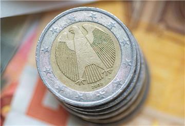 Kartenzahlung statt Bargeld: Besonders Menschen mit höherem Einkommen bevorzugen das schnelle und kontaktlose Bezahlen.