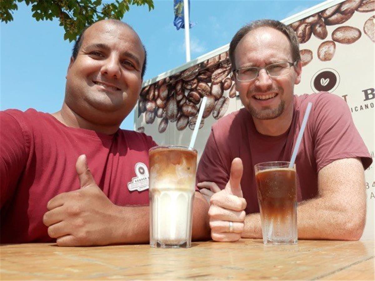 Barista David Jakusch (rechts) und sein Mitarbeiter Alexander Kumar mit einem Eis‘ed Café Latte und einem Espresso Tonic.