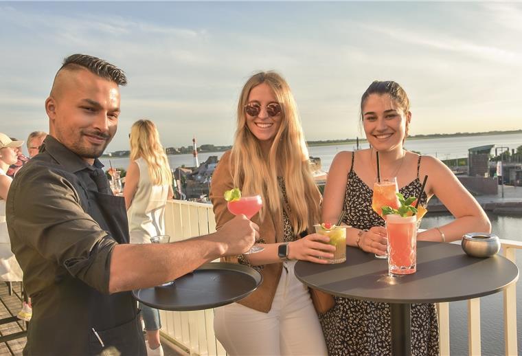 Sommerfeeling auf dem Dach Barkeeper Anil Adhikari serviert die Cocktails auf der Dachterrasse.