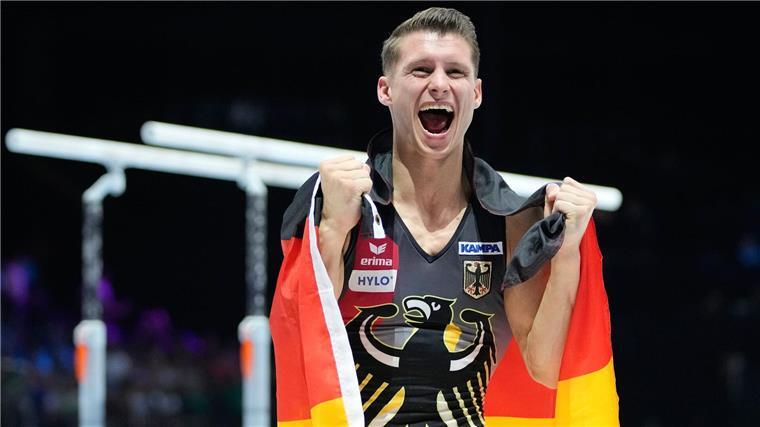 Barren-Spezialist Lukas Dauser ist Weltmeister an diesem Gerät und damit auch Gold-Anwärter für Paris (Archivbild).