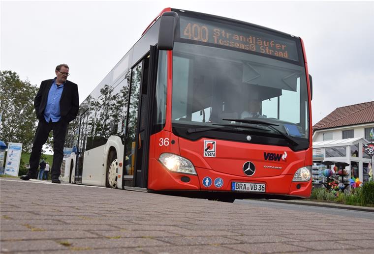 Butjadingen: Strandläufer-Busse nehmen langsam Fahrt auf Barrierefreier Einstieg möglich: Stefan Bendrien vom Zweckverband Verkehrsverbund Bremen/Niedersachsen schaut sich einen der neuen Strandläufer-Busse an, die seit dem 25. Mai zwischen Nordenham und Tossens verkehren.