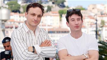 Barry Keoghan (r) und Franz Rogowski stellen ihren Film „Bird“ in Cannes vor.